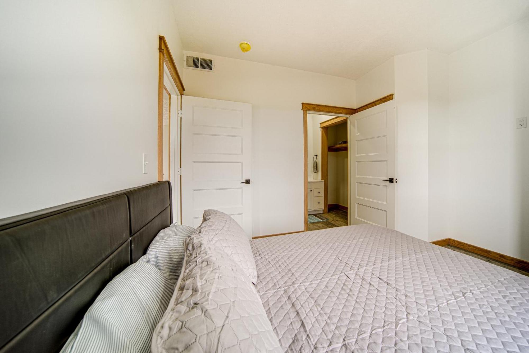 About 4 Mi To With Golf Course Views! Apartment