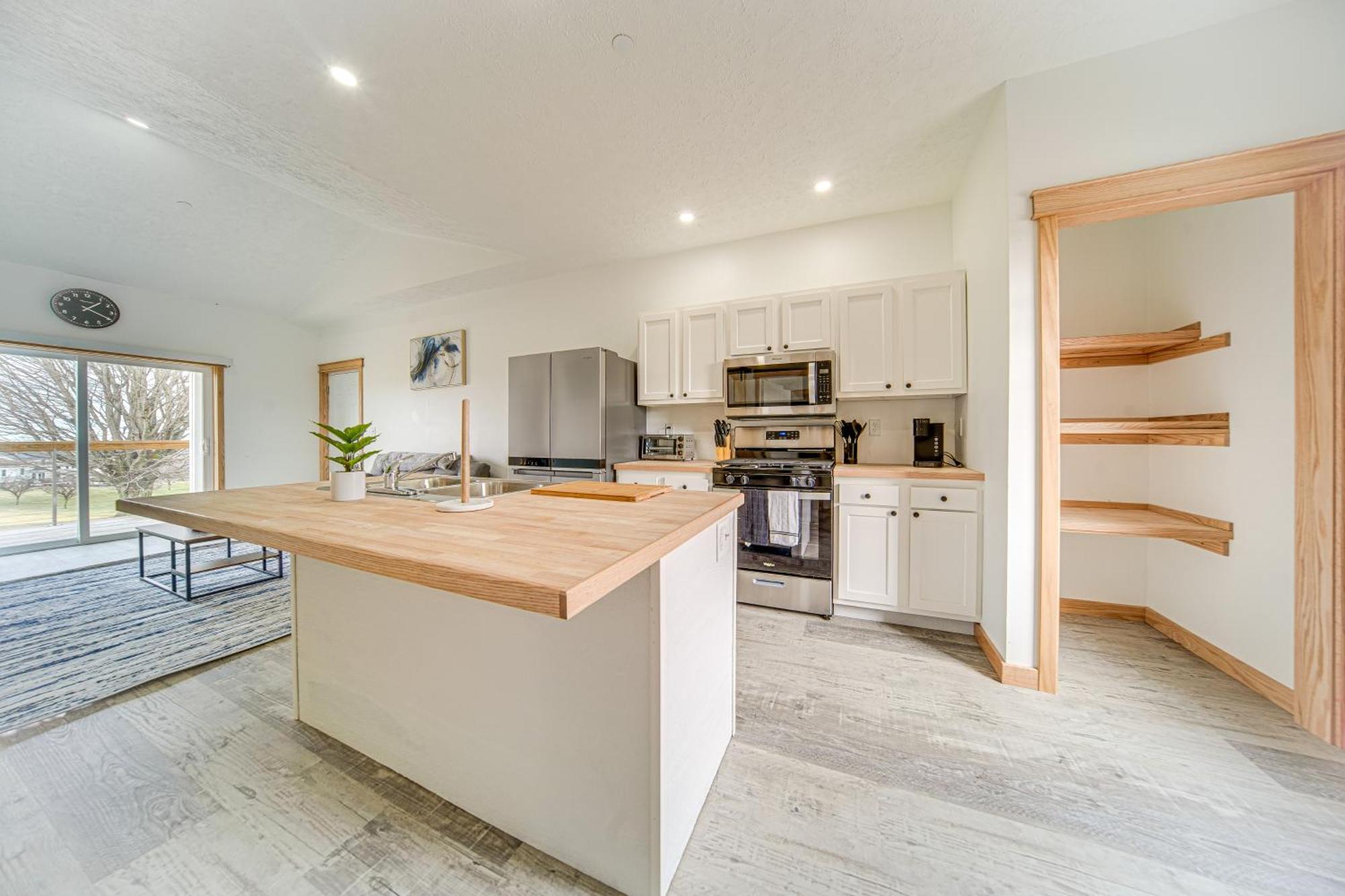 About 4 Mi To With Golf Course Views! Apartment *