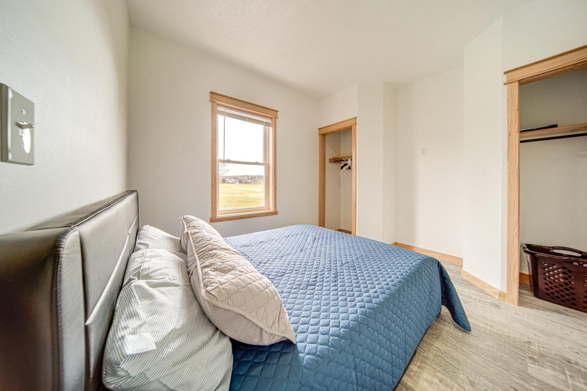 Apartment About 4 Mi To With Golf Course Views! Erie